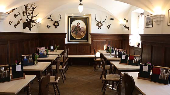 Jagdzimmer mit Bildnis von Herzog Maximilian in Bayern an der Stirnseite (©Foto: Martin Schmitz)